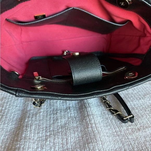 CHANEL Black Quilted Shoulder Bag with Gold Chain - Picture 5 of 9